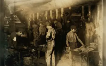 Grupo de obreros adultos y niños antiguos trabajando