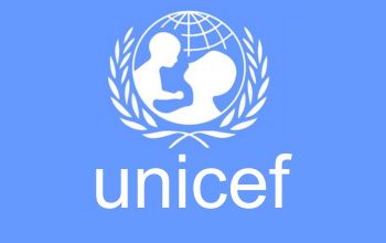 Logo y nombre de el Fondo de las Naciones Unidas para la Infancia (unicef) en color blanco sobre un fondo azul