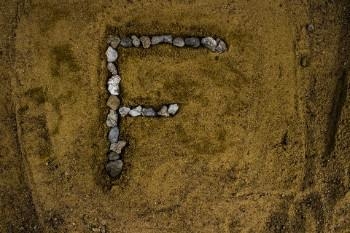 letra F en piedras
