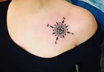 Tatuaje espalda brújula