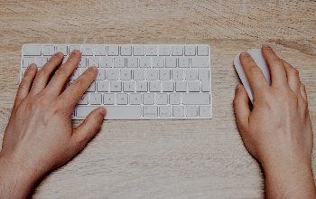manos sobre teclado