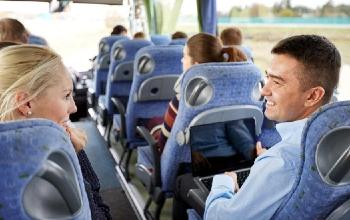 Relación - Dos personas conversan en el autobus