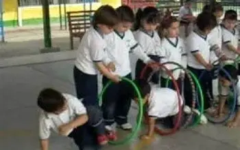niños jugando con aros