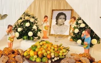 Altar, flores, frutas, retrato