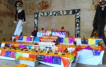 Altar colorido, frutas, velas