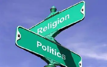 Señales verdes que dicen religion y abajo politica en ingles