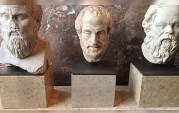 Busto de los filósofos Sócrates, Platón y Aristóteles sobre base de marmol