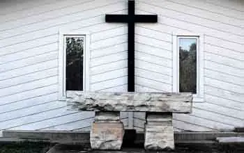 Iglesia al aire libre con altar de roca