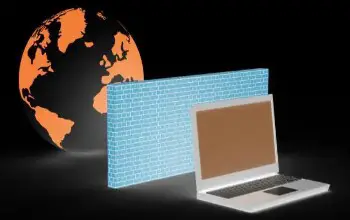 Dibujo de laptop con muro azul al frente bloqueado y controlando accesos y información no autorizada de internet representado por planeta naranja y negro en un fondo negro