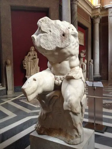 torso masculino realizado en marmol