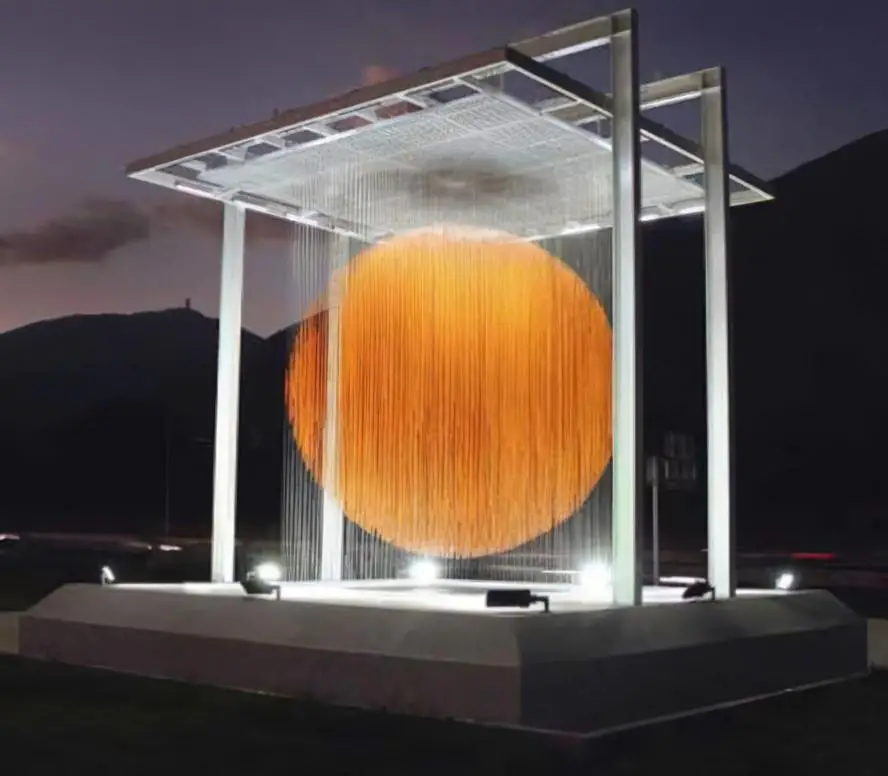 conjunto de cuerdas de formica que crean la ilusión de una esfera flotante color naranja
