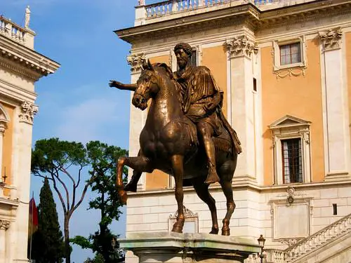 estatua de un hombre montado a caballo, el caballo tiene una pata levantada