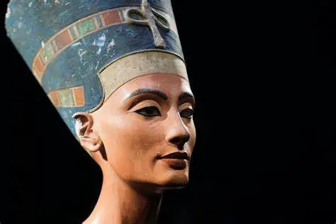 escultura de la cara de una mujer con un sombrero egipcio
