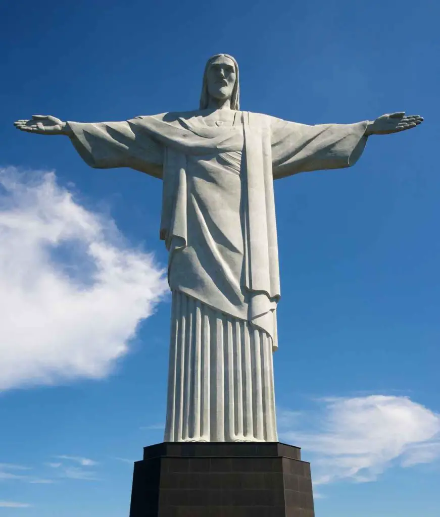 Escultura gigante de Cristo de pie con los brazos extendidos 