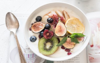 Plato de yogurt con frutas