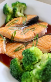 plato de salmón con brócoli