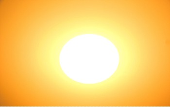 Foto o imagen de un sol brillando en fondo amarillo