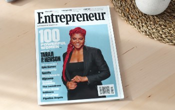 Revista de negocios con la portada de una mujer emprendedora