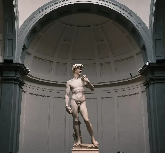Estatua de hombre desnudo hecha de marmol blanco