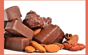 bombones de chocolates con diferentes formas y almendras