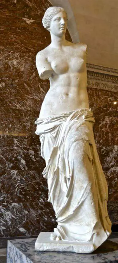 Escultura del torso de una mujer desnuda con una sabana en la cadera