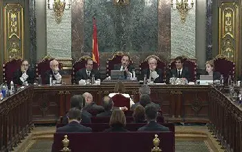 Grupo de personas sentadas frente a tribunal en recurso de apelación
