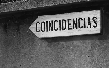 Letrero en forma de flecha con la palabra coincidencias colgado en una pared oscura