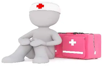 Figura de humano color gris sentada con gorro de enfermería y maletín rosado con blanco en un fondo blanco