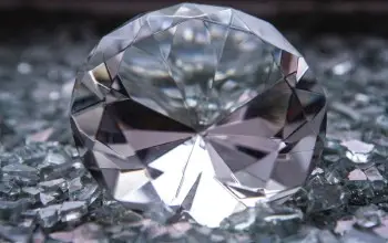 Diamante transparente brillante sobre trozos de diamante en un fondo borroso