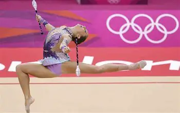 mujer realizando una coreografía de gimnasia artística en el suelo con bastones