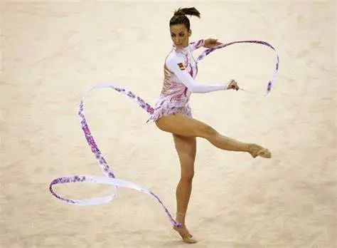 mujer practicando gimnasia ritmica con un lazo