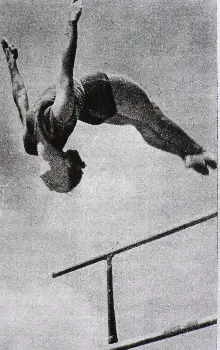 foto en blanco y negro de una mujer saltando de las barras asimétricas