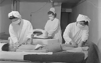 Dia de la enfermera - Foto antigua de enfermeras en hospital atendiendo a un niño acostado en una camilla
