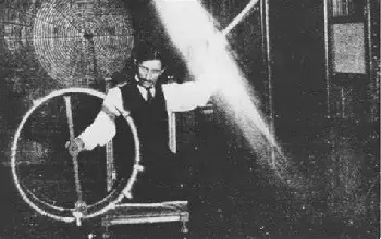 Nikola Tesla experimentando con corriente de alto voltaje y alta frecuencia foto en blanco y negro