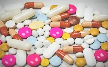 Grupo de pastillas de diferentes colores y tamaños e un fondo de color blanco