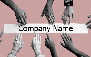 Manos de diferentes personas tocando una etiqueta blanca de nombre de la compañía en fondo de color rosado