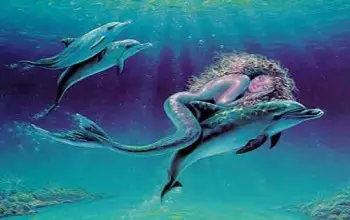 Dibujo de sirena con los ojos cerrados arriba de un delfín bajo el agua en un fondo de color azul con morado