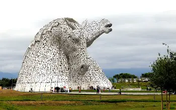 Esculturas gigantes de dos cabezas de caballo realizadas en laminas de acero al aire libre
