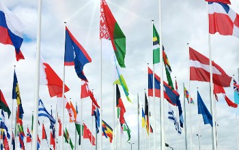 Foto con muchas banderas de diferentes países - Relaciones exteriores