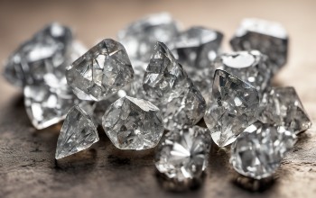 Grupo de diamantes en bruto sobre un fondo borroso