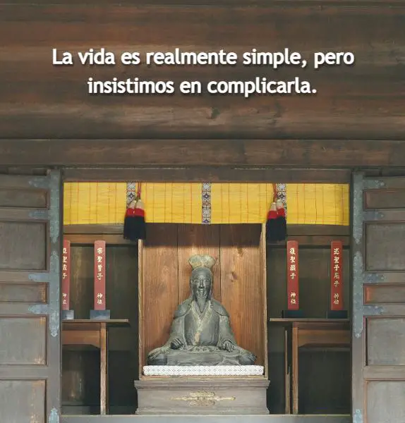 Foto de una estatua de Confucio con la frase: La vida es realmente simple, pero insistimos en complicarla.