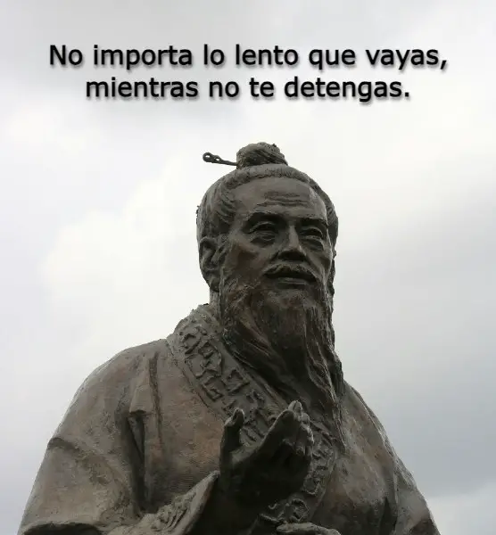 Foto de una estatua de Confucio con la frase: No importa lo lento que vayas, mientras no te detengas.