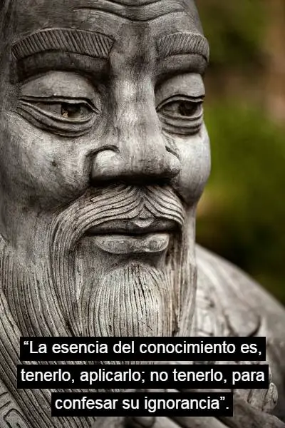 Foto de una estatua de Confucio con la frase: “La esencia del conocimiento es, tenerlo, aplicarlo; no tenerlo, para confesar su ignorancia”.