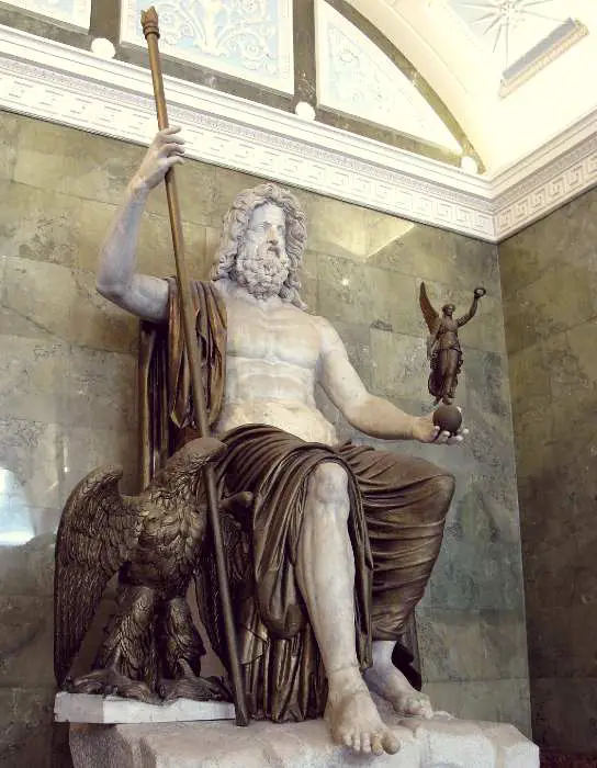Estatua de Júpiter sentado con un águila al lado, sosteniendo un bastón en la mano y una estatuilla en la otra