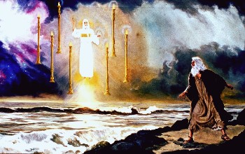 Dibujo bíblico de un hombre de cabello blanco y bata marrón parado en un extremo frente a un hombre iluminado en el medio del mar flotando en el aire con velas a su alrededor